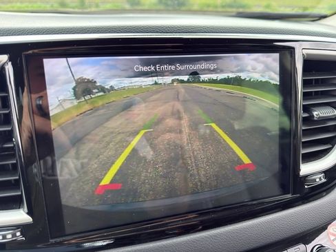 Used 2023 Chrysler Pacifica Touring-L FWD image 43