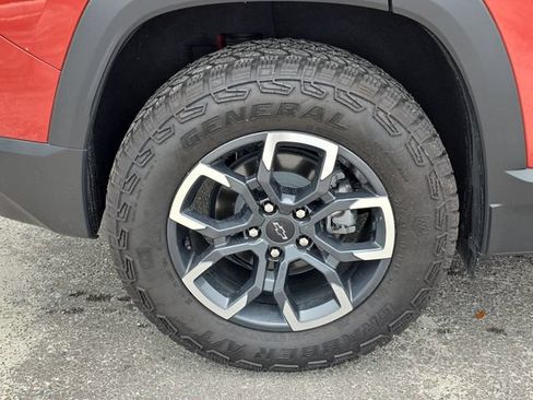 Used 2025 Chevrolet Equinox ACTIV w/ Safety and Technology Package FWD image 5