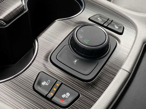 Used 2023 GMC Acadia SLT image 28