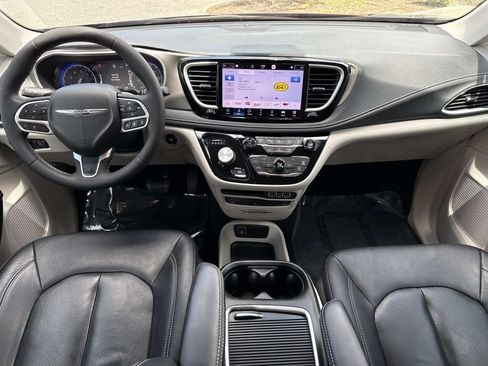Used 2022 Chrysler Pacifica Touring-L w/ Uconnect Theater Family Group AWD/4WD image 19
