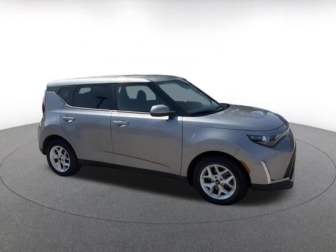 Used 2025 Kia Soul LX w/ LX Technology Package FWD image 2