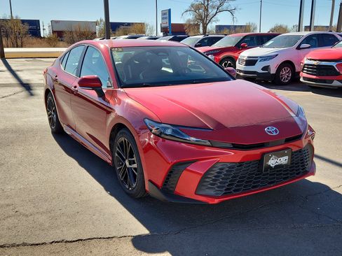 Used 2025 Toyota Camry SE image 6