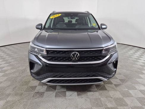 Used 2023 Volkswagen Taos SE w/ Panoramic Sunroof Package FWD image 8