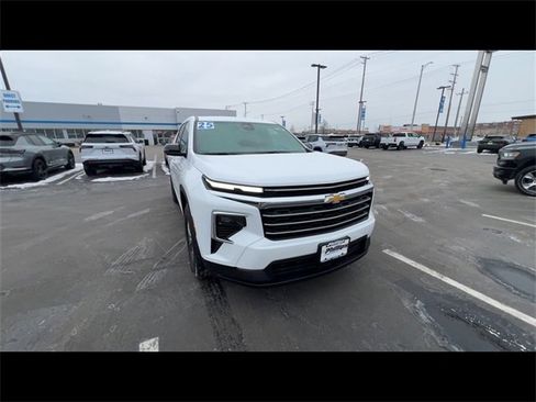 Certified 2025 Chevrolet Traverse LT image 3