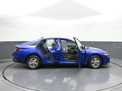 Certified 2025 Hyundai Elantra SE FWD image 40