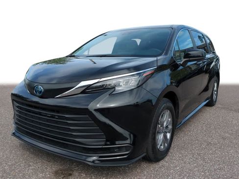 Used 2025 Toyota Sienna LE FWD image 1
