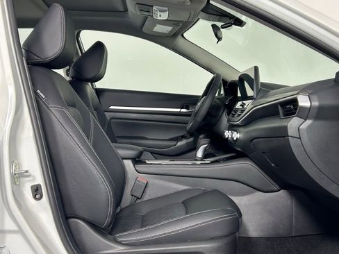 Used 2025 Nissan Altima 2.5 SL FWD image 10