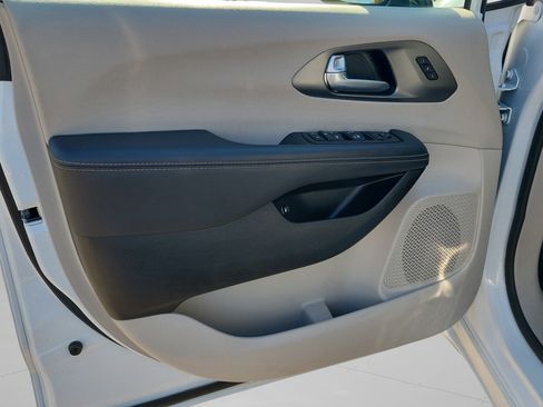 Used 2024 Chrysler Pacifica Select image 30