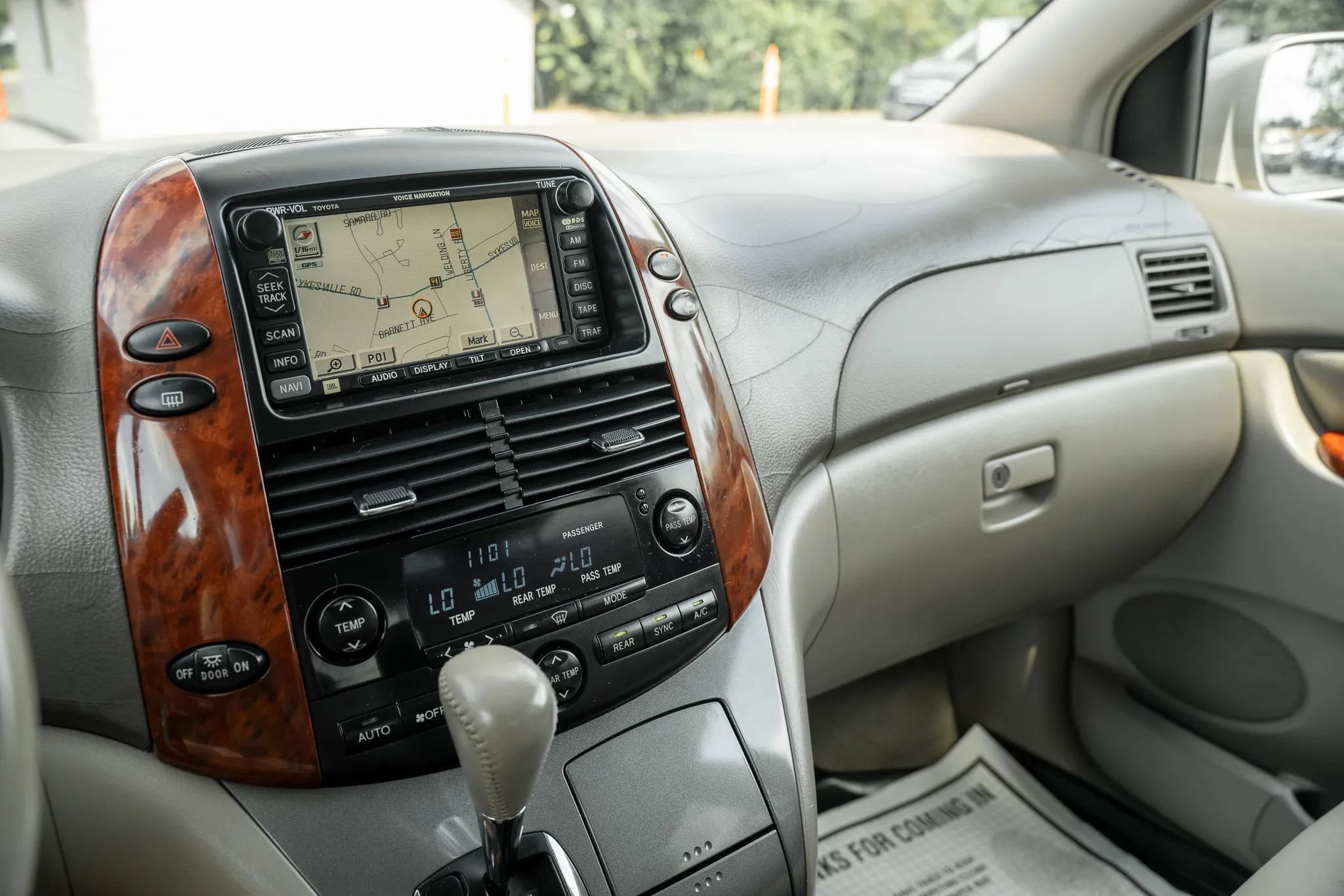 Used 2004 Toyota Sienna XLE w/ XLE Pkg 19 FWD image 22