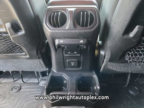 Used 2018 Jeep Wrangler Unlimited Rubicon AWD/4WD image 12