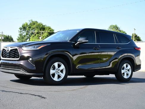 Used 2021 Toyota Highlander LE FWD image 3