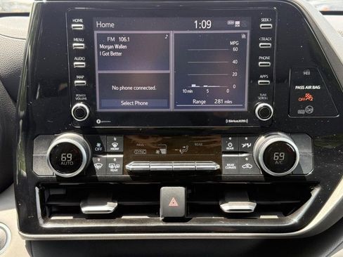 Used 2020 Toyota Highlander L AWD/4WD image 18