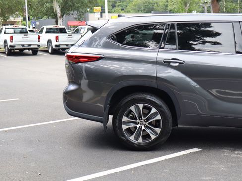 Used 2021 Toyota Highlander XLE AWD/4WD image 6