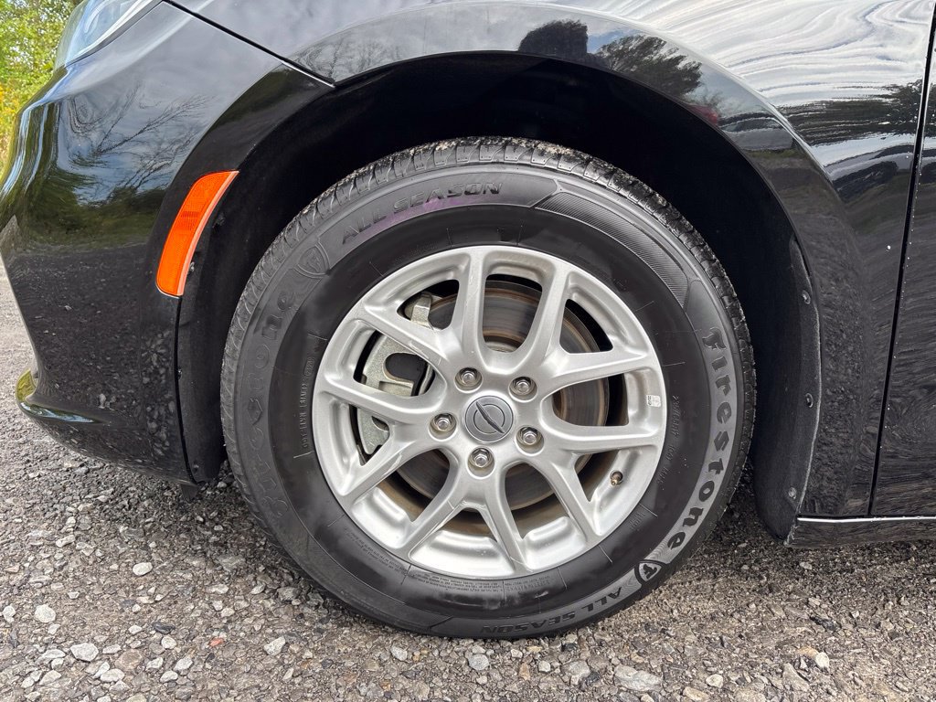 Used 2024 Chrysler Pacifica Touring-L FWD image 8