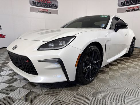 Used 2025 Toyota GR86 Premium w/ ALL Weather Mat Package (TMS) image 7