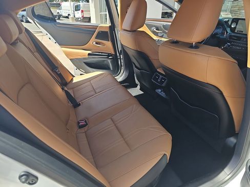 Used 2025 Lexus ES 300h w/ Accessory Package (Z1) FWD image 11