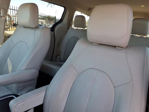 Used 2021 Chrysler Pacifica Touring-L image 16