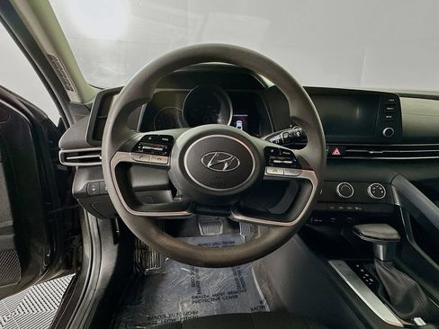 Used 2022 Hyundai Elantra SE FWD image 16