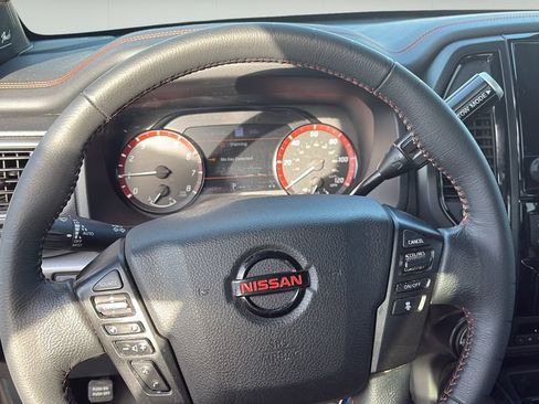 Used 2022 Nissan Titan PRO-4X AWD/4WD image 10