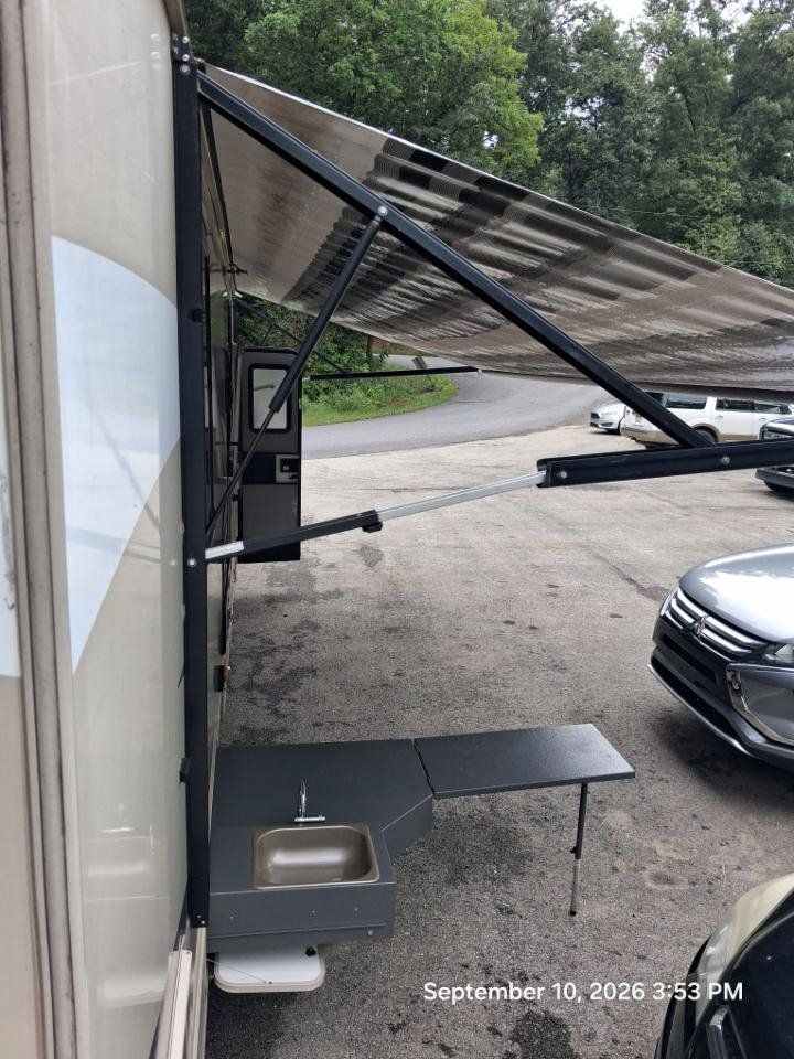 Used 2018 Ford E-450 and Econoline 450 Super Duty w/ Motorhome Prep Package RWD image 40