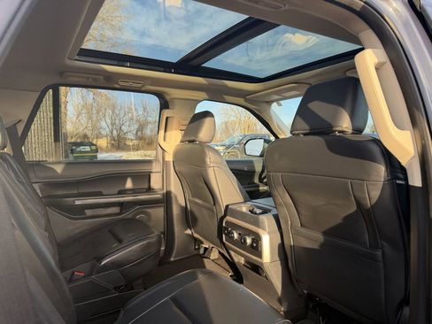 Used 2022 Ford Expedition XLT image 30
