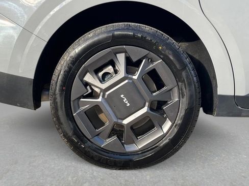 Used 2025 Kia Carnival EX FWD image 23