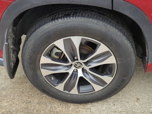 Used 2022 Toyota Highlander XLE FWD image 10