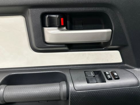 Used 2013 Toyota FJ Cruiser 4WD w/ Upgrade Pkg image 11