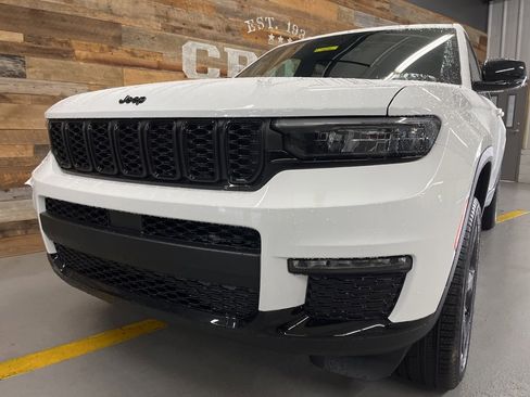 New 2025 Jeep Grand Cherokee L Limited w/ Black Appearance Package image 11