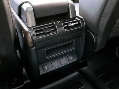 Used 2023 Land Rover Defender 110 X-Dynamic SE image 10