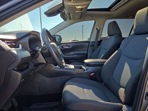 Used 2025 Toyota RAV4 XLE image 15