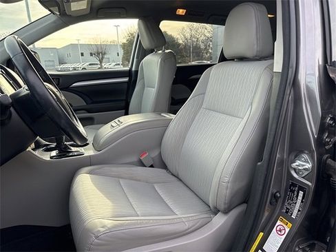Used 2017 Toyota Highlander Plus image 6
