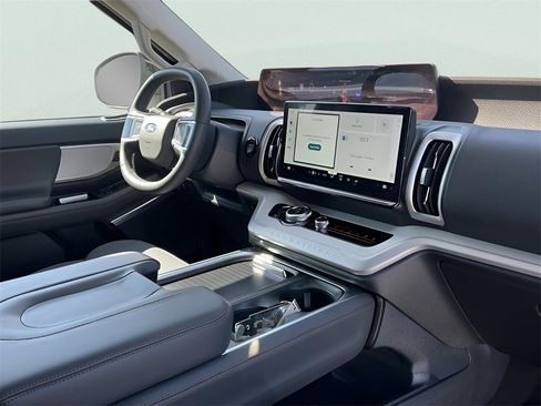 Certified 2025 Ford Expedition Active image 15