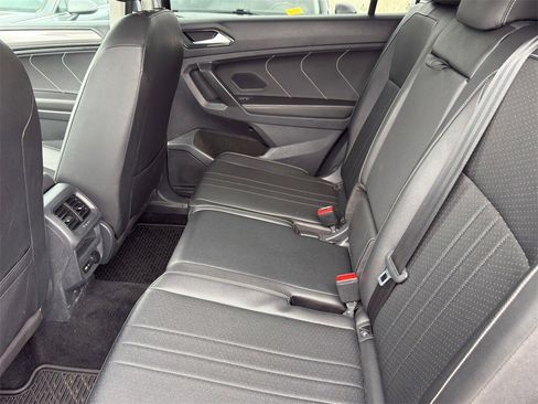Used 2023 Volkswagen Tiguan SE image 31
