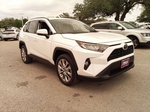 Used 2020 Toyota RAV4 XLE Premium image 3