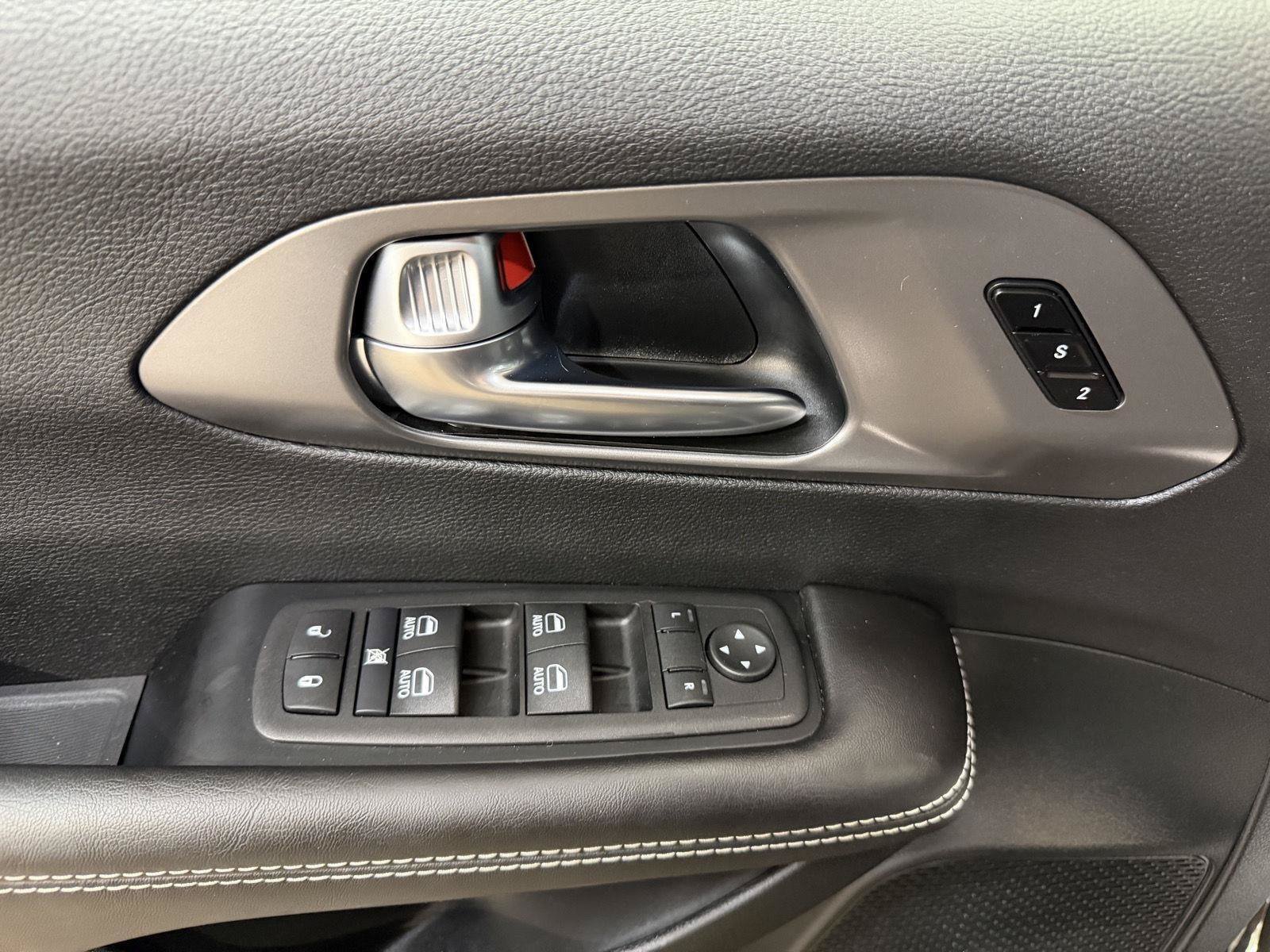 Used 2026 Chrysler Pacifica Select FWD image 16