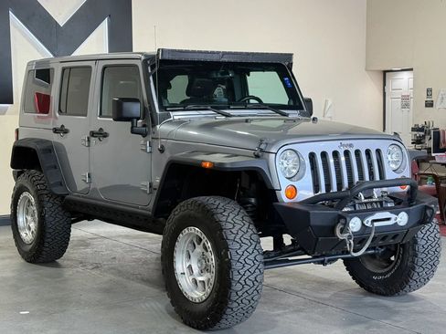Used 2013 Jeep Wrangler Unlimited Sahara w/ Connectivity Group AWD/4WD image 3