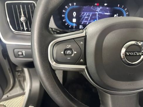 Used 2022 Volvo XC60 B5 Momentum image 15