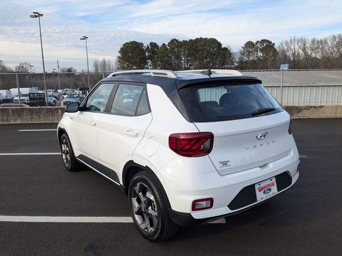 Used 2025 Hyundai Venue Limited image 10