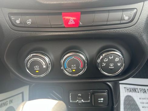 Used 2016 Jeep Renegade Latitude w/ Cold Weather Group FWD image 19