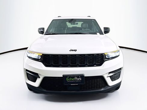 Used 2025 Jeep Grand Cherokee Altitude image 2