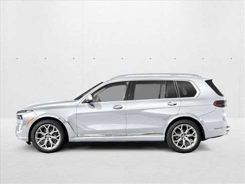 Used 2025 BMW X7 M60i w/ Executive Package image 3