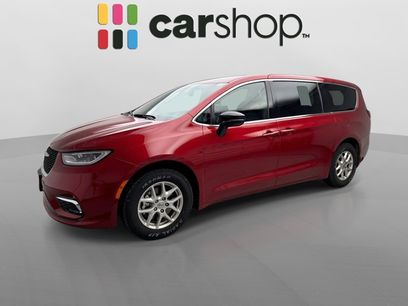 Used 2025 Chrysler Pacifica Select