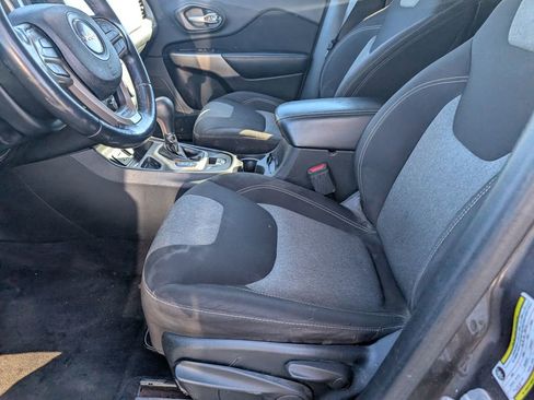 Used 2017 Jeep Cherokee Sport image 10