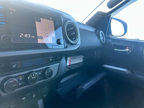 Used 2018 Toyota Tacoma TRD Sport image 18