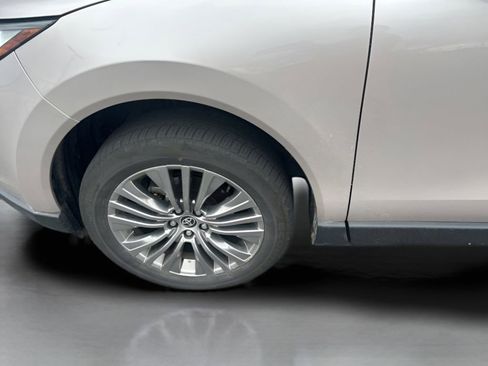 Used 2024 Toyota Venza XLE image 17