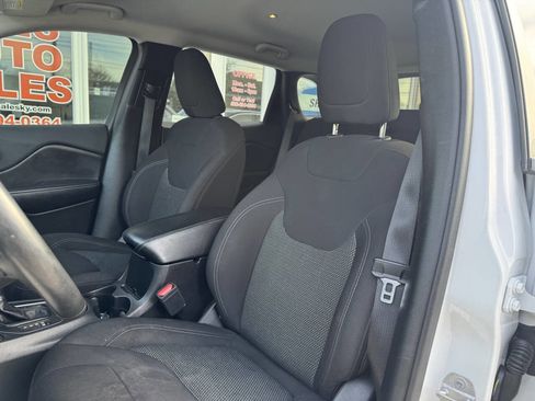Used 2019 Jeep Cherokee Latitude w/ Cold Weather Group image 21