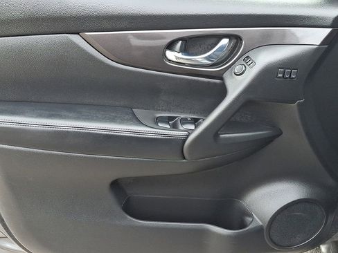 Used 2019 Nissan Rogue SV w/ Premium Package image 12