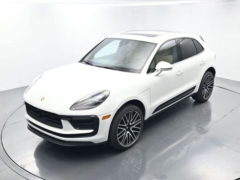Certified 2025 Porsche Macan AWD/4WD image 31