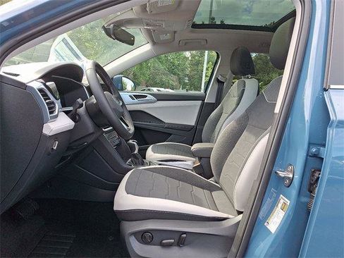 New 2025 Volkswagen Taos SE image 10